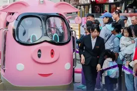 【小粉猪火车，刷屏！！海淀新晋网红打卡地人气爆棚——】 近期，小粉猪火车以它萌萌的造型和粉嫩的颜色，在各大媒体平台上火爆出圈那么问题来了，去哪儿坐？答案就在9月19日盛大启幕的北京市海淀区魏公·芳华里西门入口处。#海淀新晋网红打卡地人气爆棚