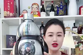 来自大草原的问候6斤装的蒙古烈酒，纯粮固态法酿造滴滴清香，滴滴纯粮，好喝不上头，还是304不锈钢材质，嘎嘎帅气，内蒙直发，品质保证，尝鲜福利只要69.9包邮，送皮套，纯福利，每人限购一单，喜欢喝点的大哥赶紧来试试#好酒推荐 #好喝不贵 #清香型白酒 #纯粮酿造 #口粮酒视频封面