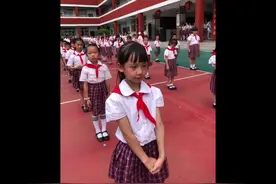 一年级103班，第一批少先队员入队仪式，一个班选入15个人，很棒视频封面