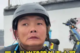 请给残障人一个尊重 路边偶遇残障外卖小哥，为了给奶奶更好的生活，每天送外卖到深夜，下午三点多才坐路边吃个烧饼！兄弟最大的愿望是残疾人能够得到平等的尊重！#外卖小哥 #残疾人正能量视频封面