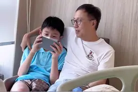 哥哥和姐姐第一次見到妹妹的反應我真的好期待，哥哥一直好奇說怎麼小寶生出來那麼多頭髮，妹妹就說好開心有了妹妹，從此我就是三胎寶媽的女人👩#手足之情 #生产日记vlog #一起长大一起玩耍 #香港生娃 🇭🇰视频封面