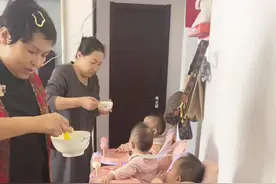 四胞胎吃辅食就是壮观，一个人根本没有办法喂！#超级奶爸 #龙凤四胞胎 #一龙三凤四胞胎 #宝爸带娃 #萌娃