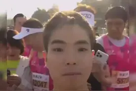 无锡马拉松的一对男女火了！拍照的小哥闯祸了吧！视频封面