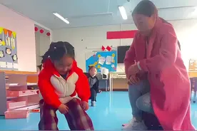 🐊心想：老师我们快一年没见，还记得我吗？上过幼儿园的小鳄鱼 #小鳄鱼 #幼儿园 #当人类幼崽遇到小动物 #原谅我不厚道的笑了 #这操作都看傻了视频封面