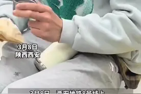 男孩看到地铁凳子上干了的血迹，坚定上前拿出水杯湿纸擦干净，妇女节当天 这含金量谁懂（畅）视频封面