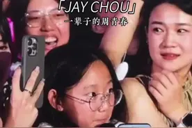 #周杰伦2024新加坡演唱会 Day3 尾场赢麻了，好温馨的画面，小妹妹点歌#蒲公英的约定 此时此刻我们的青春在歌迷朋友当中深情演唱这首经典，有一种莫名的感动，泪目#一开口就是全场大合唱#一起去见周杰伦#2024年一定要去看场演唱会视频封面