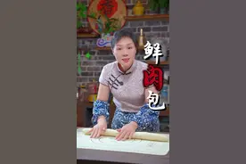 鲜肉包的做法 姐妹们，我们在家蒸包子会遇到以下几个问题，要么发黄，要么发不起来，发起来很容易放凉会缩小，今天就一次性帮您解决这几个问题，这样的蒸出来的包子，蓬松暄软，个个爆汁，特别好吃#鲜肉包#发包子#在家做美食