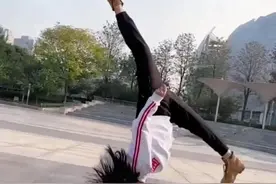 "台上一分钟台下十年功 美女上演空翻特技，功夫展示，动作行云流水，惊呆众人！👍👍弘扬中华武文化，历练中华武少年！"弘扬中华武术 高手在民间 #空翻#空翻特技#翻跟头#美女炸街#武术人视频封面