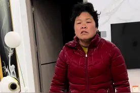 给你们梳理下事情的头尾！ 我们家里一共两套三层的房子，之前我们夫妻的房子没有装修好，就跟公婆一起住一套房，公婆住一楼，我们住二楼，我们另外请了两个阿姨，一个帮我带小孩，一个做饭做家务的，最近我们带着小孩还有阿姨搬进我们的房子来住，两个阿姨住一楼，我们夫妻住二楼，三楼是给小孩住的，可是婆婆闹着非要跟我们一起住，我们夫妻不同意，婆婆非要吵着来，实在搞不明白，两套房子距离走路就5分钟，每天阿姨做好饭，到点公婆就来这里吃饭，没事他们打打牌多好，非要吵着我们年轻人。哪有这样的婆婆蛮不讲理！#记录真实生活 #婆媳 #你们也有这样的婆婆吗 #婆媳关系视频封面