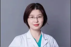 私处的毛发里长了个红疙瘩，又痛又痒怎么办？#毛囊炎 #听医生一句劝 #硬核健康科普行动视频封面