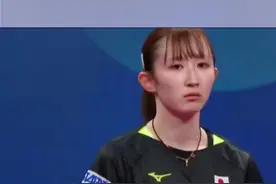 早田希娜，女，2000年7月7日出生于日本福冈县，身高1米67，日本女子乒乓球运动员，现效力于日本生命俱乐部。她的技术较为全面，不仅能够主动进攻，也能够稳健防守，能够应对不同的对手和局面。#中国乒乓球 #世界冠军 #中国女乒 #乒乓球击球教学 #乒乓球降维打击名场面视频封面