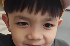 无忧无虑的样子 #萌娃#无忧无虑的步伐 #人类幼崽 #混血宝宝威廉马甲小王子 #人类幼崽迷惑行为大赏视频封面