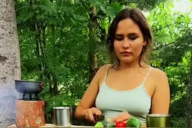 #美女在森林里做饭和睡觉视频封面