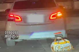 1月22日，武汉一男子在服务区目睹前方车辆遗落行李袋，内有两万现金和价值三万的金手镯，驱车 100 多公里追赶最终完璧归赵，失主送上两箱螺蛳粉礼盒和千元感谢金，暖心又有爱！#男子服务区捡到行李包追百公里送还 来源：@R公仔先生视频封面