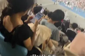 周杰伦演唱会，女生花1200元看了个“寂寞”。网友：你这位置打车到周杰伦那要25元…视频封面