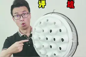 电风扇制冷器到底是不是真的可以让电风扇吹出冷风来？买回来帮大家实测一下！#测评 #风扇制冷神器 #电风扇装矿泉水瓶的制冷效果 #自制风扇制冷方法 #风扇加矿泉水瓶降温视频封面