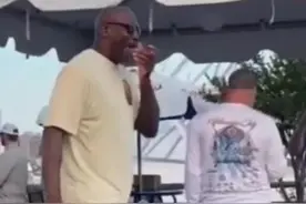 雪茄不离手的篮球之神乔丹，走到哪里都会夹根雪茄，如果没有也会有人随时递上！#一代人的回忆 #迈克尔乔丹 #乔丹 #篮球之神乔丹 #NBA传奇人物