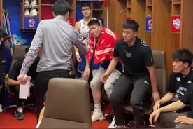 新疆男篮结束赛季征程，邱彪指导和所有人击掌。#cba总决赛视频封面