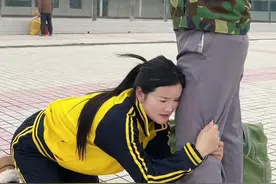 我后爸来我家十年了，一直当我亲生女儿一样疼爱，今天和他闹了点矛盾，说了句叫他走，没想到爸背着行李就要走，我立刻后悔了，哭着抱着还好他留下来了#亲情#感动瞬间#后爸@空白锅•K99视频封面