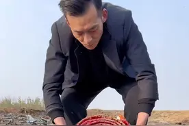 老婆让我把去年剩的鞭炮找出来，等年三十放，找到了就是太脏了，刚好拿河边洗洗，一会老婆又该夸我勤快了#沙雕日常 #满级人类迷惑行为 #蔡有才视频封面