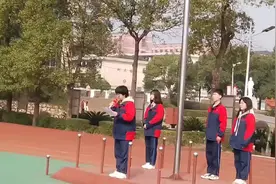 有幸成为班上的升旗手，意义非凡，见证你成长的每一个闪光点