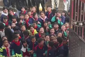 “百子送福！”新人结婚遇小学生放学，孩子们一起送上祝福#百子送福视频封面