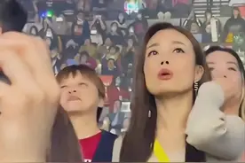 黎明唱的很用心，容祖儿看的很入迷。歌手与粉丝的双向奔赴😂😂#娱乐圈 #黎明 #音乐现场视频封面