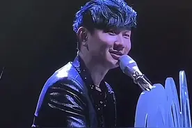 阿杜坐在台下听林俊杰唱《坚持到底》，鬼知道这个翻唱我循环了多少遍#林俊杰 #坚持到底 #林俊杰翻唱