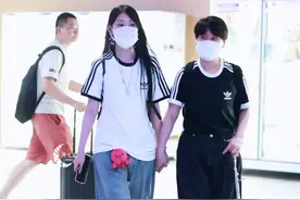 看出来东北人是真疼小孩儿，沈春阳沈佳润穿了亲子装！ 虽然沈佳润已经19岁了，但跟她妈出国还买了两套同款穿身上，东北人是真宠小孩啊，小宝宝时期亲子装倒是很常见，但一二十岁还能跟妈妈穿一样衣服关系是真好啊！而且家教好才是真的教育好，她妈妈每次离别都要笑着鞠一躬🙏🙏🙏🙏。配乐也是她的歌，四首歌都挺好听哒！我不一定爱追剧但我一定会喜欢听音乐😎😎😎😎#沈佳润 #沈春阳 #小沈阳 #小沈阳女儿 #小沈阳女儿出道