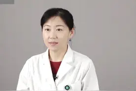 翼状胬肉如果出现这些情况，可以进行手术治疗。
1、当胬肉长入黑眼珠影响了视力。
2、胬肉限制了眼球的运动。
3、散光造成不舒适的时候，可以手术切除。
4、为了美容的目的。视频封面