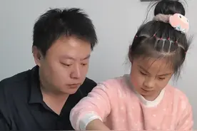 吃个罐头盖子打不开，竟然小棉袄打开了#萌娃 #父女日常 #萌娃日常 #萌娃拜年