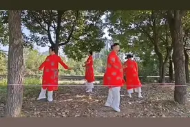 中年少妇的我们臭美，重温儿时的游戏，好一个开心。视频封面