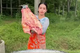 女人拿来一条大鱼，直接放进油锅里炸，制作一些配料放上去，那叫 视频封面