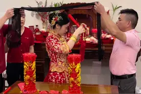 新娘出嫁那天的场景她看不到，只能靠摄影师抓拍记录下来#婚礼跟拍 #闽南风俗 #祝新郎新娘百年好合早生贵子视频封面