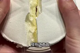 用2斤的酸奶能过滤出这么多的干巴酸奶，不想自己做酸奶可以试试，而且没有自己做的那么酸，很好吃#干巴酸奶#冷萃酸奶 #古希腊掌管酸奶的神 #酸奶碗 #能嚼着吃的酸奶视频封面