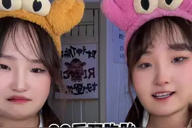 00后双胞胎挑战苹果手机pk三折叠手机#万万没想到  #搞笑 #用折叠屏有多爽 #华为三折叠