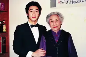 1988年，六小龄童到加拿大参加活动时，专程拜访了前辈胡蝶。80岁的胡蝶风采依旧！视频封面