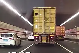 网传宁波高速隧道发生连环追尾，10多辆车相撞视频封面