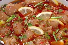 以后猪蹄买回来不要炖汤了，像我这样做一道凉拌猪蹄，酸辣过瘾，简单又解腻#凉拌猪蹄#跟着抖音学做菜