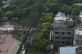 中国第一家五星级酒店，广州白天鹅宾馆 由香港爱国商人霍英东先生投资2亿建造，至今有40多年历史！#白天鹅宾馆 #五星级酒店 #航拍 #内容启发搜索视频封面
