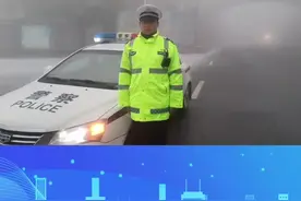 219省道秦岭段道路湿滑 宝鸡交警提醒驾驶员朋友减速慢行#宝鸡 #交警 #出行安全视频封面