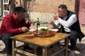 今天小文非要吃去吃黄焖鸡，咱会做，给他做一大锅吃去吧#人间烟火气 #抖音记录农村生活 #乡村大锅煮出人间美味 #乡村味道视频封面