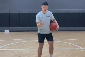 明明感觉自己投篮手型没问题，但出手时却总是歪？看看是不是这个问题导致的#投篮 #篮球教学视频封面