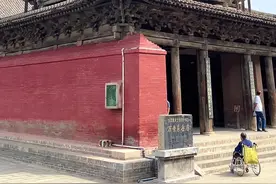 大家看这就被号称天下第一木楼的飞云楼，与山西应县木塔并称“南楼北塔”。它位于山西万荣县。整个建筑没有用一颗钉子，都是榫卯结构，始建于明正德年间，距今有五百多年历史，坐北朝南，平面呈方形，明三层暗五层，高23.19米，十字歇山顶，全楼共有斗拱 345 组，因全楼木构件极其繁多，斗拱密布，紧密严实又富有变化，如云朵簇拥、云带缠绕，故得名飞云楼，而中国四大名楼只是徒有虚名，没有一座是原版古建筑，和飞云楼相比较，都会黯然失色，据说该楼在唐代贞观年间已存在，元、明、清历代都曾予以重修，基本维持原来的形制，因其造型独特，每当阳光普照、碧空如洗，十余里外也能遥见其倩影，那是一种震撼人心的美。它让我们明白，古人对于美的追求和对于技艺的执着，是如此的令人钦佩。展现出高超的建筑技艺和独特的艺术魅力。#山西古建筑 #古建筑 #飞云楼视频封面