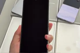 #荣耀Magicvflip2开箱 颜值再进化#小折界的神仙姐姐，配置参数如下：5500毫安电池、80瓦有线充电+50瓦无线充电；2亿主摄+5000万广角摄像头，其他参数陆续揭秘。#荣耀Magicvflip2 #小折叠手机