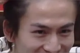 #他素颜还是长得帅 #素颜男星 #刘海 #发型修饰脸型轮廓 #流畅度 张凌赫素颜还是长得帅，他发际线不高，是额头狭窄颧骨外扩导致脸流畅度不好，所以发型遮挡修饰脸型流畅度，很多男星几乎都是这个原理，额骨发育不好，适合刘海。