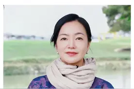 变美的第一步，不是学会化妆，而是挺胸抬头，提升气质。#星引力计划 #体态纠正 #变美  #阿雅