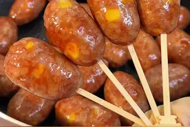 孩子爱吃的#糯米肠 不用出去买，只需要简单几步就可以在家做给孩子吃，真材实料，孩子吃也放心，做法简单，搅一搅拌一拌就可以做好，孩子都很喜欢，当早点当零食都很合适#烤肠 #香肠#肉肠#灌香肠神器视频封面