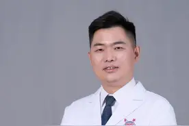 这是一个20岁的青年男性膀胱肿瘤（可疑）患者，大概四年前彩超检查就膀胱可疑结节，建议密切随诊，这次来检查结节明显长大了，青年男性膀胱恶性肿瘤比较少见，但是还是要住院做膀胱镜检查，膀胱镜检查看一下，如果条件允许，同时做诊断性电切（治疗和诊断同步完成）。其实这个患者复查的有点晚了，密切随诊，最多三个月就要来复查了。#膀胱肿瘤#医学科普 #微创手术#青年视频封面