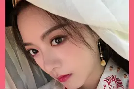 #张凌赫 #赵今麦 身高差带来的烦恼：麦麦要垫一排苹果箱才不会穿帮 #度华年 视频封面